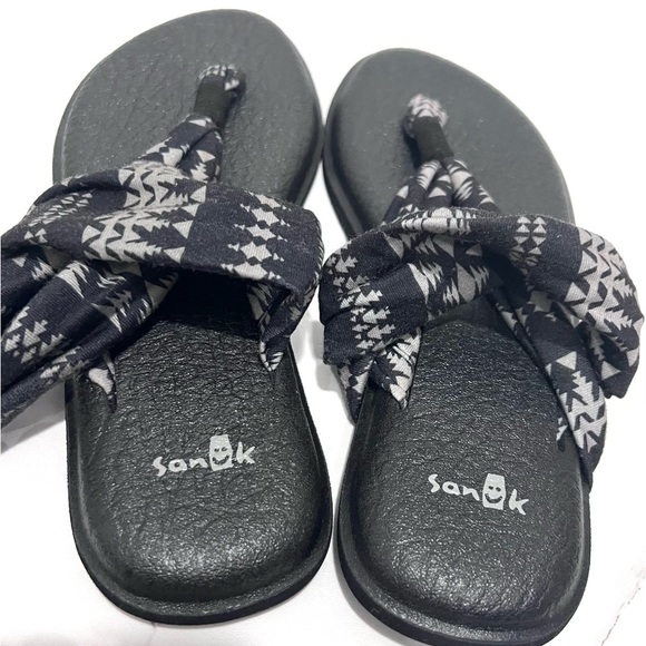 Sanuk Black and Gray Patterned Sandals 7 - Picture 5 of 7
